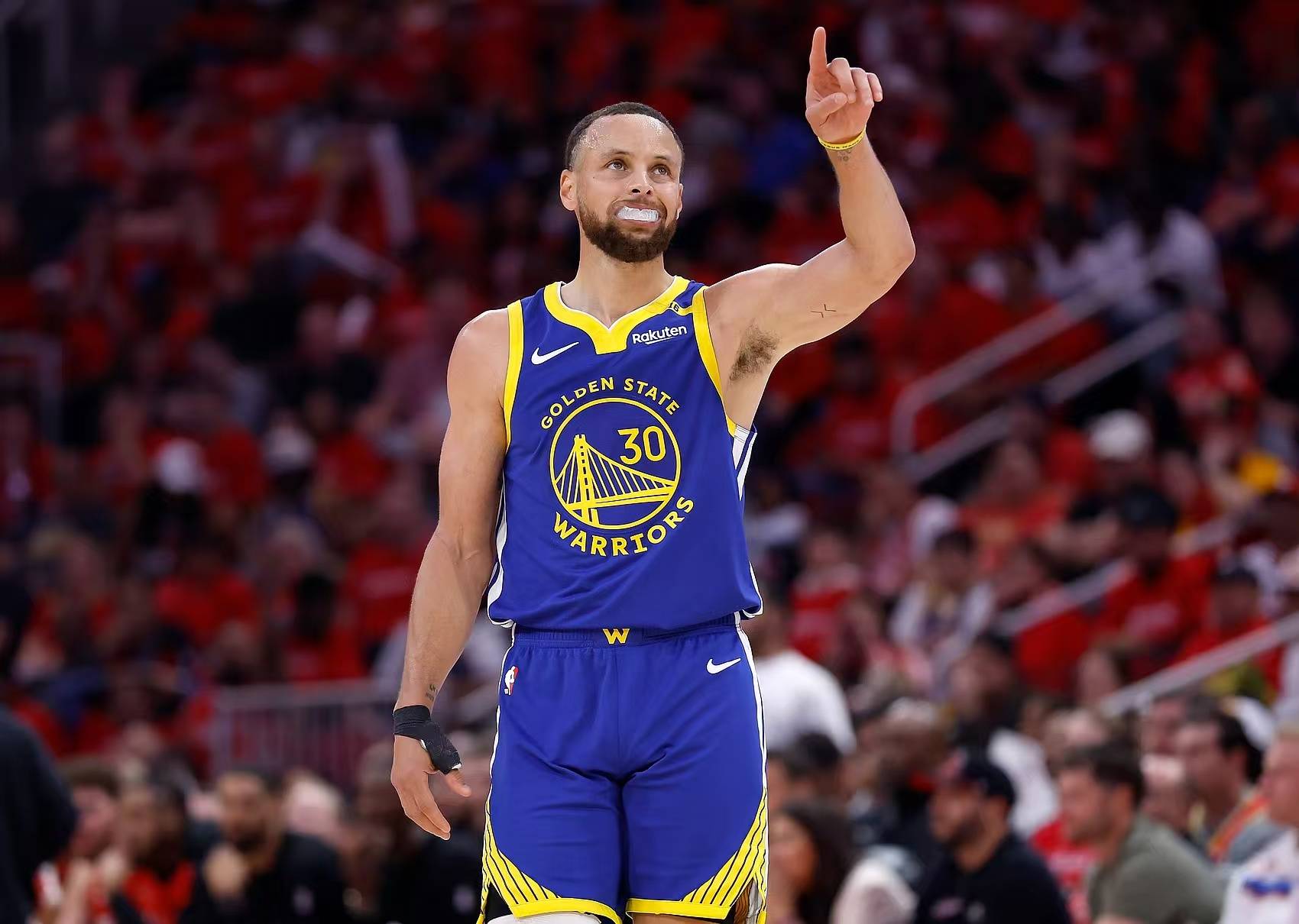 爱游戏-库里在独行侠比赛中出色防守，大比分获胜引发热议！